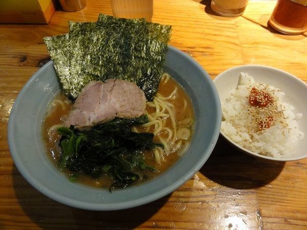 「ラーメン670円　麺硬め　半ライス」@横浜ラーメン 武蔵家 大井町店の写真