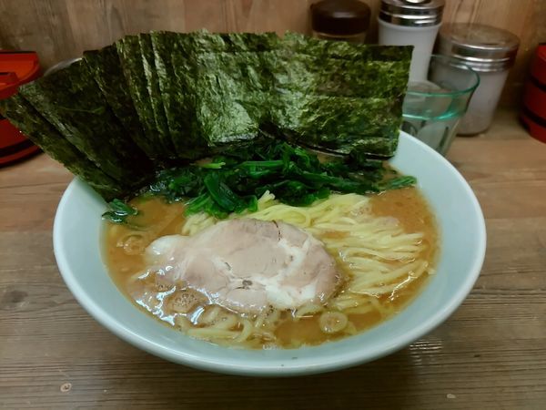 「中盛ラーメン＋ほうれん草のり増し＋中盛ライス」@横浜らーめん 渡来武の写真