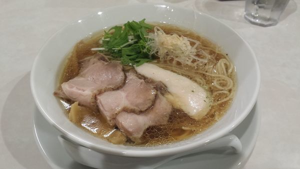 「醤油そば780円ローストポーク150円」@noodle kitchen KYOの写真