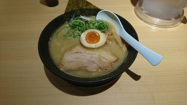 「鶏白湯ラーメン790」@信州鶏白湯 気むずかし家 アクアシティお台場店の写真
