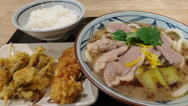 「限定/鴨ねぎうどん大+かしわ天+舞茸天+ごはん」@丸亀製麺 イオンモール日の出店の写真