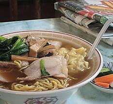 「チャーシューワンタンメン800円＋ワンタン大盛100円」@中華料理 華正の写真