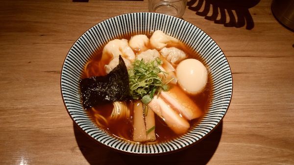 「特製黒旨ワンタン麺＋味玉」@中華soba いそべの写真