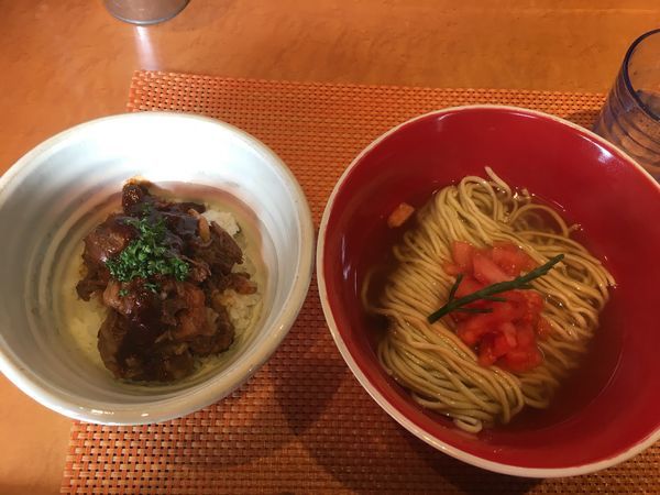 「トマトのそば、牛肉煮込みセット1000円」@柴崎亭の写真