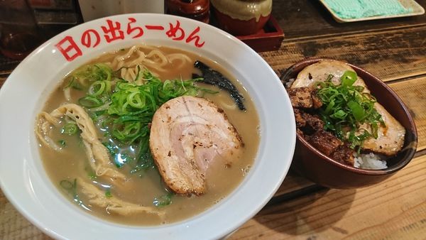 「こく塩らーめん+チャーシュー丼」@日の出らーめん 四日市店の写真