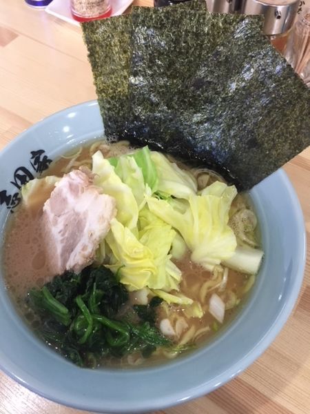 「ラーメン　並・680円　＋キャベツ100円」@横浜家系 志田家の写真