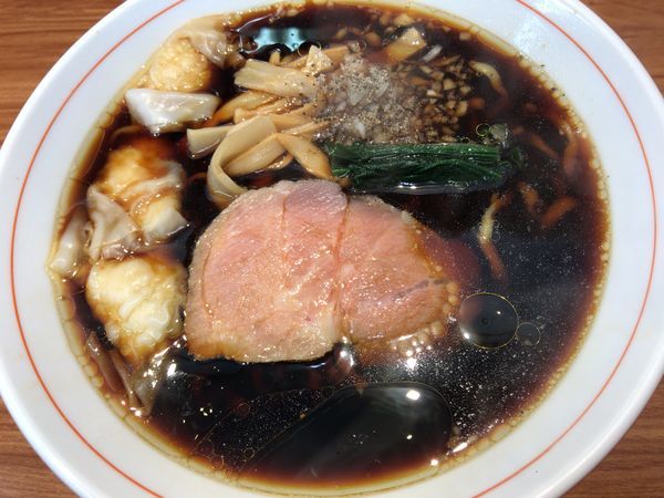 「漆黒醤油ら～麺(麺大盛)＋ワンタン」@ら〜麺 安至の写真