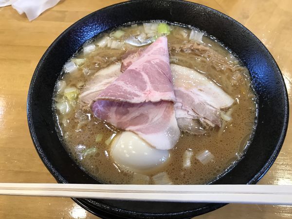 「豚骨魚介中華そば・味玉（大盛り、直麺）」@自家製中華そば 麺の虜の写真