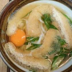 あっさりきつねうどん＋生卵