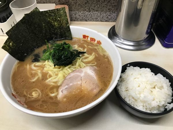 「ラーメン中盛り 半ライス」@横浜ラーメン 町田家 町田本店の写真