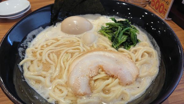 「ラーメン(醤油、大盛)＋味玉」@横浜家系ラーメン 壱角家 松戸五香店の写真