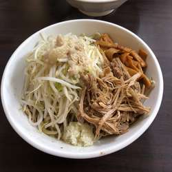 ラーメン（野菜普通、にんにくあり、背脂あり）