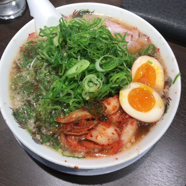 「特製ラーメン（玉子+キムチ付）832円-サービス券500円引」@来来亭 川越山田店の写真