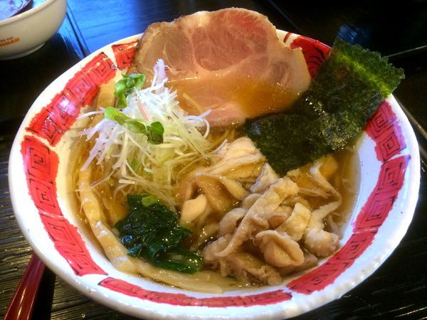 「つくば茜鶏醤油らぁめん（780円）+ローストチャーシュー」@龍のひげの写真