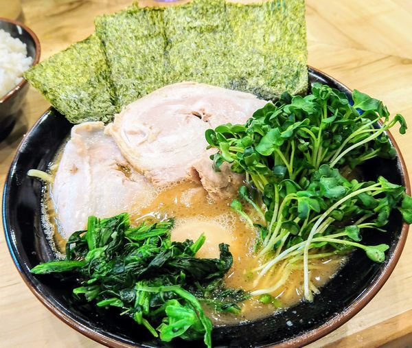 「チャーシュー麺+カイワレ+味玉」@横浜ラーメン 裏武蔵家 西千葉本店の写真