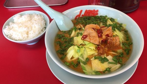 「極旨もつ味噌ラーメン(期間限定)半ライスセット」@山岡家 川島店の写真