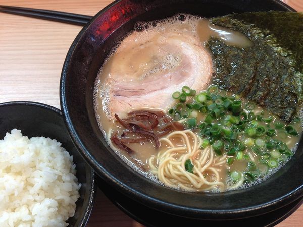 「らーめん＋サービスライス」@九州とんこつらーめん ひらさわの写真