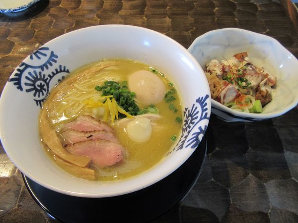 「特級純鶏そば（１０００円）＋豚チャーシュー丼」@特級鶏蕎麦 龍介の写真