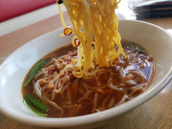 「台湾ラーメン＋ニンニクチャーハン680円」@香満園 富士宮本店の写真