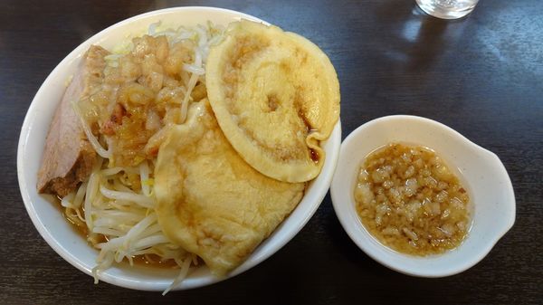 「少：味噌（730円）＋南部せんべい（100円）ニンニクアブラ」@ラーメンどでん 大宮店の写真
