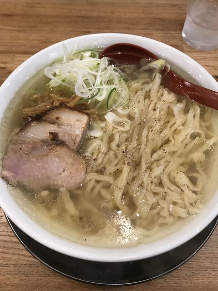 「小豆島の海の水とクラタペッパーの塩らーめん」@麺や 七彩 八丁堀店の写真