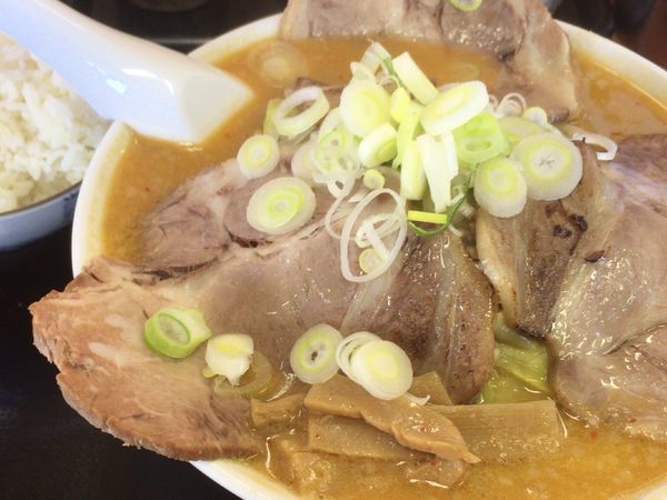 「味噌野菜ラーメン大盛り+チャーシュートッピング」@北海とんこつらーめん 純輝 神栖店の写真