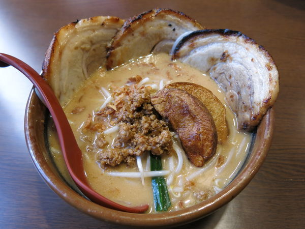 「味噌漬け炙りチャーシュー麺(北海道味噌)： 1080円」@麺場 田所商店 足立江北店の写真