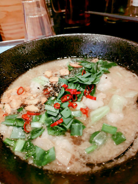 「2月限定　ニラだくマルチョウらぁめん」@らぁ麺屋 つなぎの写真