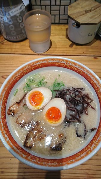 「博多ラーメン味たまトッピング」@めんくいや 博多駅東店の写真