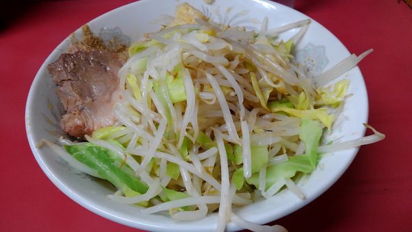 「汁なし 650円(ヤサイニンニクカラメ魚粉)+生卵 50円」@ラーメン二郎 環七一之江店の写真