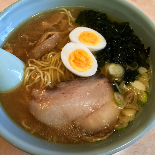 「ラーメン（麺固め・コッテリ）550円　烏骨鶏ゆで卵サービス」@キリンラーメンの写真