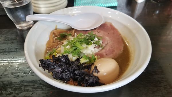 「濃厚煮干らーめん」@濃麺 海月の写真