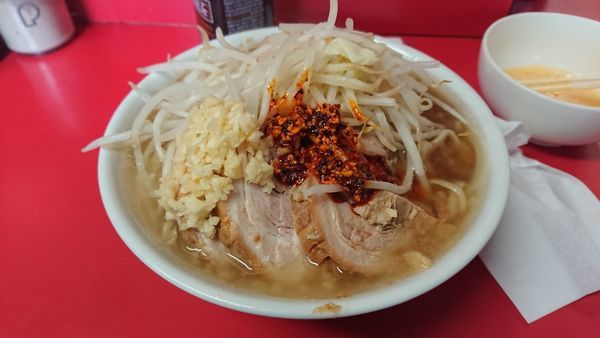 「小豚　少な目　ニンニク　ラー油　生卵」@ラーメン二郎 千住大橋駅前店の写真