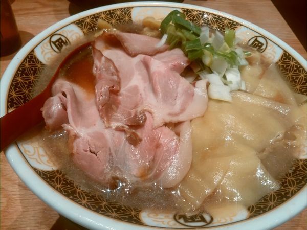 「すごい煮干しラーメン 大盛（+クーポン 肉）」@ラーメン凪 川口東口駅前店の写真