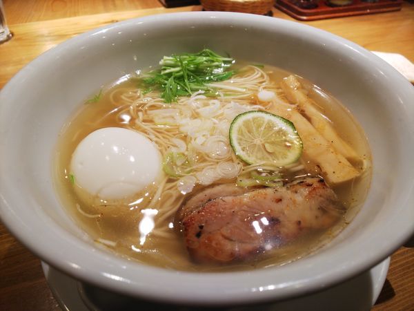 「鷄塩味玉らー麺」@りょう花 徳島川内店の写真