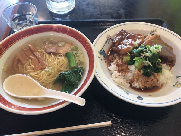 「豚角煮丼+半塩味ラーメン 日替セット900円」@長城飯店の写真