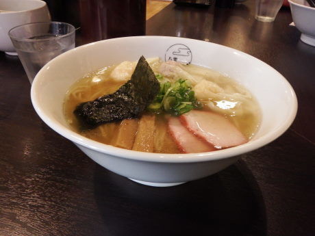 「特製ワンタン麺（ハーフ、肉、エビ、２ヶずつ）白だし」@八雲の写真