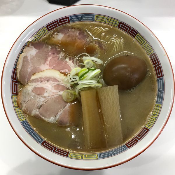 「煮干鰮豚骨らーめん煮玉子入り」@煮干鰮豚骨らーめん 嘉饌の写真