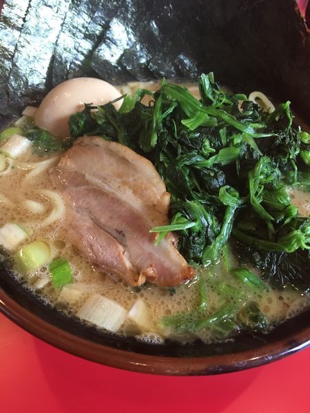 「海苔増し、煮卵、ほうれん草増し、中盛」@どんとこい家の写真