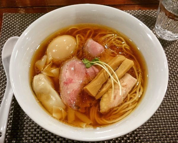 「鶏ワンタンそば 1030円＋味玉」@らぁ麺 やまぐちの写真