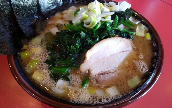 「ラーメン＋薬味増し＋ほうれん草」@どんとこい家の写真