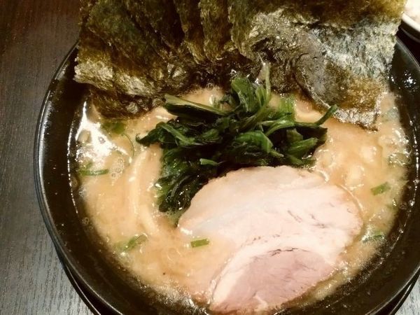 「醤油豚骨ラーメン＋のり」@横浜家系ラーメン 市ヶ家の写真