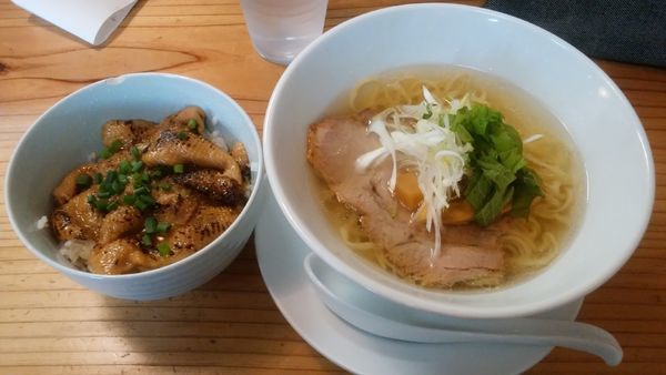 「豚塩＋鶏皮丼」@麺蔵 あつおの写真