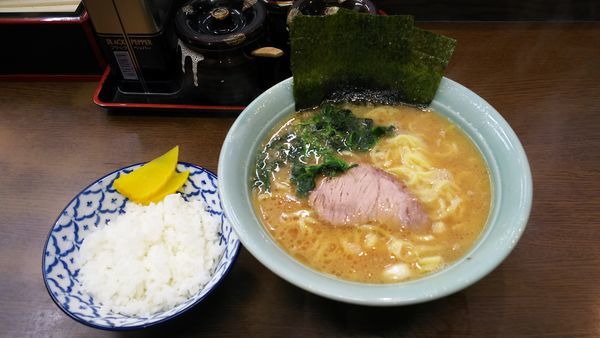 「ラーメン中+ライス小」@寿々㐂家の写真