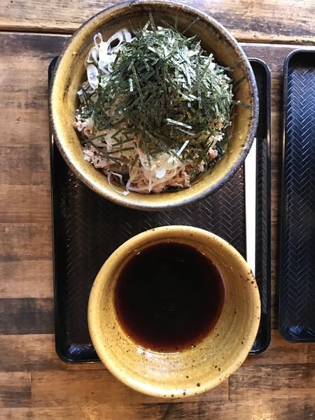 「肉そば 中盛 790円」@なぜ蕎麦にラー油を入れるのか。 池袋本店壬生の写真