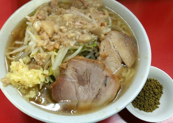 「小ラーメン ニンニクアブラ＋ふりふりカレー　700＋50円」@ラーメン二郎 上野毛店の写真