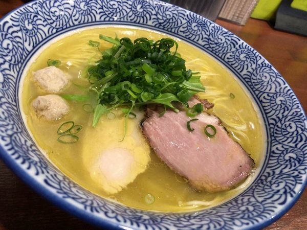 「塩鶏湯そば」@麺や 而今 大東本店の写真