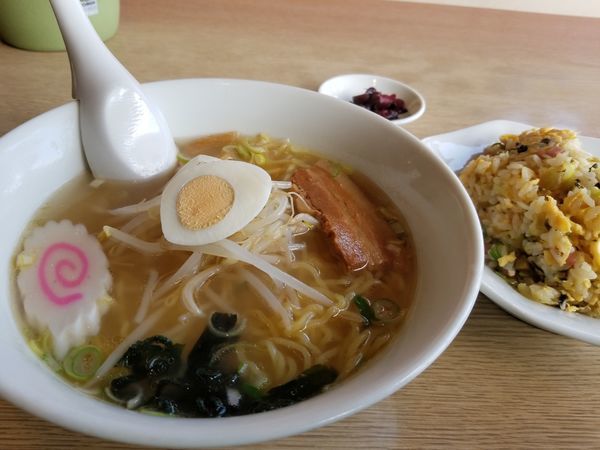 「塩ラーメン＋高菜チャーハン680円」@香満園 富士宮本店の写真
