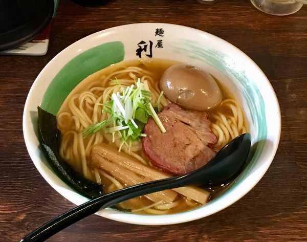 「鯛と秋刀魚の中華そば 醤油 + 味玉」@自家製麺 麺屋 利八の写真