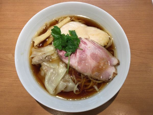 「ワンタン入り中華そば(900円)+白ごはん(100円)」@mojamojaの写真